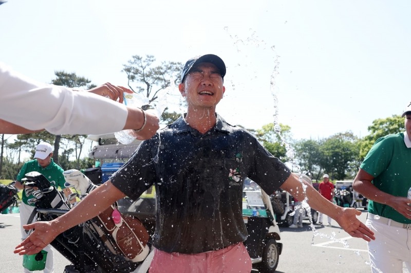 우승 확정 후 세리머니를 펼치는 전재한 사진=KPGA