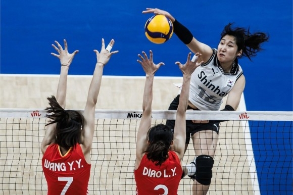 사진=2024 VNL 1차전 중국과의 경기에서 공격하는 정지윤 / 출처=연합뉴스