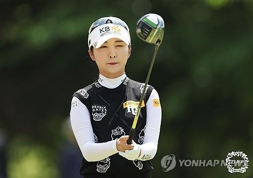 사진=티샷하기 전 목표를 가늠하는 이예원
