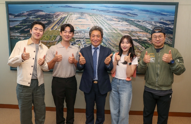 이학재 인천국제공항공사 사장(가운데)이 여행 유투버 노마드션(왼쪽 첫 번째), 여행가 제이(왼쪽 두 번째), 잰잰바리(오른쪽 두 번째), 캡틴따거(오른쪽 첫 번째)와 함께 기념촬영을 하고 있다. / 사진=인천공항공사 제공