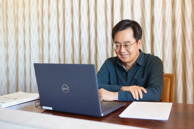 북미를 방문중인 김동연 지사가 15일 캐나다 현지 시각 오전 영상회의를 열고 풍수해와 민생대책을 경기도 공직자들에게 주문하고 있다.(사진=경기도)