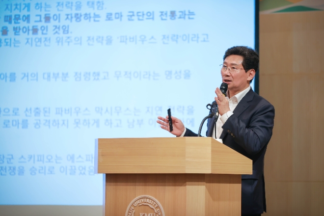 이상일 용인특례시장이 14일 국민대 정치대학원 북악정치포럼의 초청을 받아 본부관 1층 학술회의장에서 대학원·학부생을 대상으로 ‘사례와 스토리로 보는 리더의 리더십과 상상력’이라는 주제의 특강을 하고 있다.(사진=용인시)