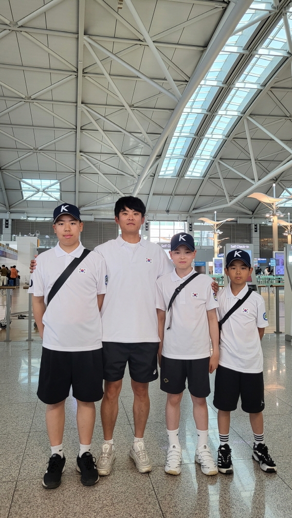 사진=왼쪽부터 이건희(의왕초6). 남성호 감독. 이선우(부안초6). 지은혁(민백초6)