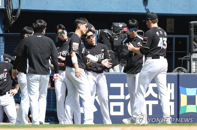 사진=교체되는 kt 선발 투수 벤자민
