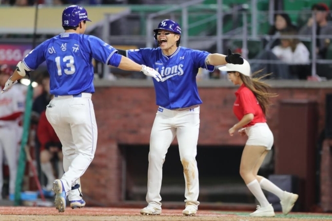 사진=결승 홈런 친 이성규(왼쪽)