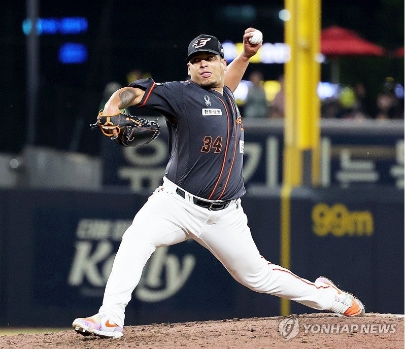 사진=팔꿈치 통증으로 자진 강판한 한화 산체스