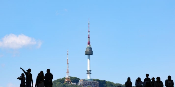 금요일인 17일 출근길은 다소 쌀쌀하겠으나 낮 기온은 최고 28도까지 올라 덥겠다. 사진은 지난 16일 오후 서울 용산구 국립중앙박물관에서 바라본 하늘.