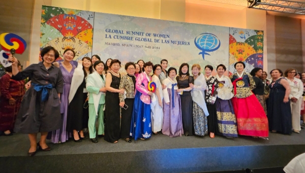 2024 세계여성지도자회의 한국대표단 및 김성주 성주그룹 회장 (사진 제공=(재)성주재단)