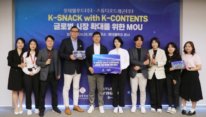이창엽 롯데웰푸드 대표(왼쪽 다섯 번쨰)와 김제현 스튜디오드래곤 대표(왼쪽 여섯 번째)가 MOU 체결 후 양측 관계자들과 기념 촬영하고 있다. / 사진=롯데웰푸드 제공