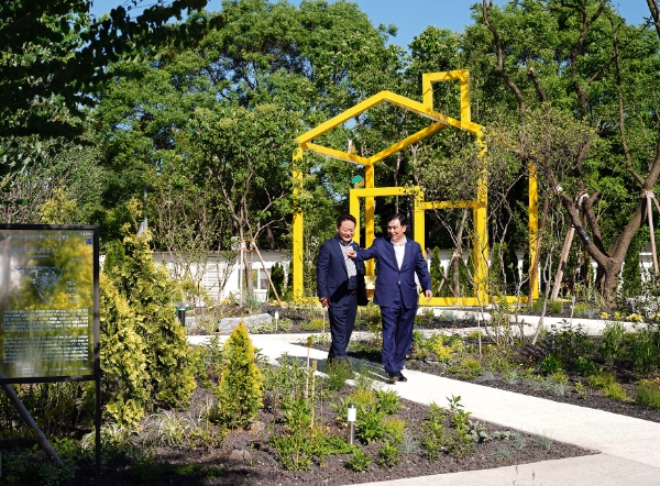 지난 16일(목), '2024 서울국제정원박람회'가 진행되고 있는 서울 뚝섬한강공원에서 KB증권 김성현 사장(가운데)과 커뮤니케이션본부장 임경식 상무(왼쪽)가 '깨비정원 with KB증권'을 방문하여 정원을 둘러보고 있다. / 사진=KB증권 제공