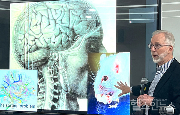 고려대의과대학제1회리서치넥서스프로그램에서‘신경발생연구권위자’제프리맥클리스교수가강연을하고있다.