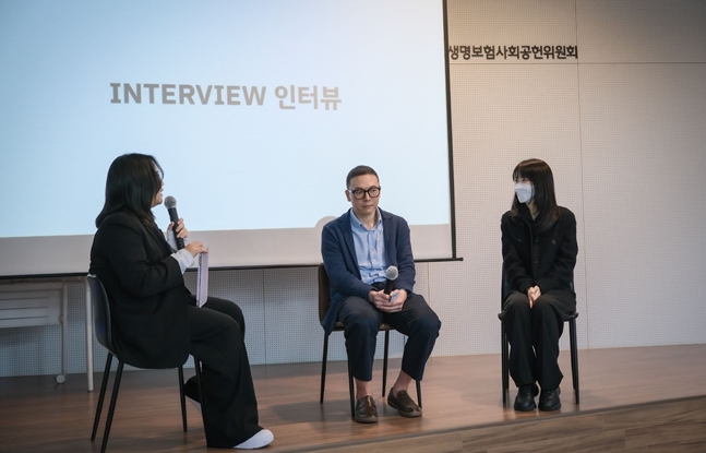 사진 2 : ▲ 4월 30일 알파라운드 B2 생명보험홀에서 진행한 ‘1% for The Planet 기부식’ 환경문제 해결과 향후 계획 인터뷰. (주)포스팀 박정훈 대표이사(가운데), 이타서울 한유사랑 대표이사(오른쪽), 이타서울 장지현 비영리 크리에이터(왼쪽). (사진 = 이타서울 제공)