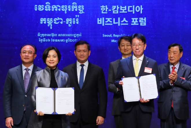 KB국민은행은 지난 16일 캄보디아 중앙은행과 국가간 QR코드 기반 지급결제시스템 구축 및 운영을 위한 업무협약을 체결했다고 17일 밝혔다. 사진은 16일 서울시 중구 소재 대한상공회의소에서 열린 '국가간 QR코드 기반 지급결제시스템 구축 및 운영을 위한 업무협약식'에서 찌아 세레이 캄보디아 중앙은행 총재(1열 좌측)와 이재근 KB국민은행장(1열 우측)이 기념사진을 촬영하고 있는 모습. (사진 = KB국민은행 제공)