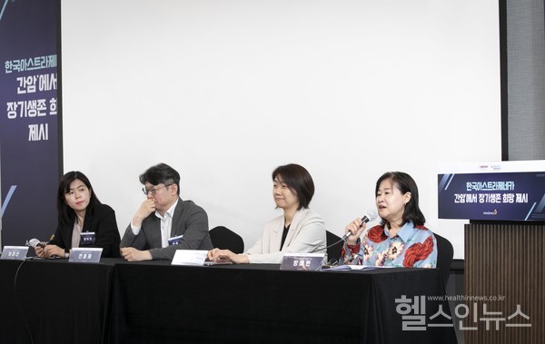 (왼쪽부터)한국아스트라제네카양미선전무,전홍재분당차병원혈액종양내과교수,임재윤전무,방혜련전무