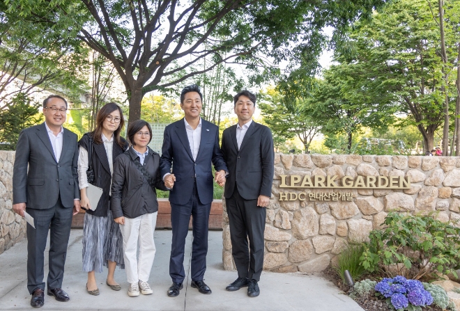 신왕섭 HDC현대산업개발 실장, 이현경 HDC현대산업개발 조경팀 매니저, 이주은 정원작가, 오세훈 서울시장, 권상민 HDC현대산업개발 조경팀장(왼쪽부터)이 기념 촬영하고 있다.