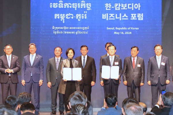 우리은행(은행장 조병규)은 지난 16일 캄보디아 중앙은행과 국가간 QR코드 결제 협력 업무협약을 체결했다. 찌아 세레이 캄보디아 중앙은행 총재(앞줄 왼쪽)와 조병규 우리은행장(앞줄 오른쪽)이 기념촬영을 하고 있다.