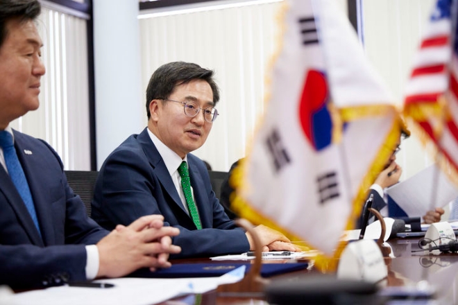현지시각 16일 오후 로스앤젤레스를 방문한 김동연 경기도지사가 마크 실베스트리(Mark Silvestri) 사이먼프로퍼티그룹 개발부문 사장 등과 환담을 나누고 있다. (사진=경기도)