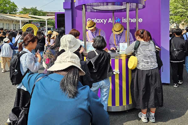 에버랜드에 마련된 '갤럭시 스튜디오 Photo'에서 방문객들이 '갤럭시 S24 시리즈'를 무료로 대여해주는 '갤럭시 To Go' 서비스를 이용하고 있다. / 사진=삼성전자 제공