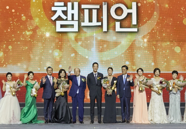 한화그룹 김승연 회장(사진 왼쪽에서 다섯번째)이 한화생명금융서비스 연도대상 시상식에서 한화생명 여승주 대표이사(사진 왼쪽에서 세번째), 한화생명금융서비스 이경근 대표이사(사진 왼쪽에서 여덟번째), 한화생명 김동원 사장(사진 왼쪽에서 여섯번째) 및 챔피언 수상자들과 함께 기념촬영을 하고 있다. / 사진=한화 제공