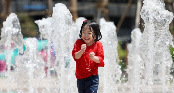 무더운 날씨를 보인 지난 19일 서울 중구 서울광장 내 분수대에서 한 어린이가 물놀이를 즐기고 있다.