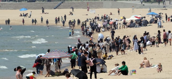 무더운 초여름 날씨를 보인 19일 부산 해운대해수욕장을 찾은 시민과 관광객들이 물놀이를 즐기고 있다.