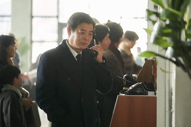 ‘하이재킹’ 성동일, 조종 베테랑 되다…기장 규식 캐릭터 스틸 공개