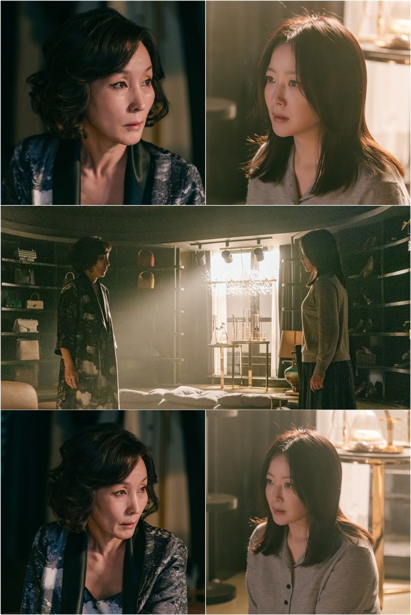 ‘우리, 집’ 김희선X이혜영, 불길함 고조시키는 ‘칼날 눈빛 격돌’ 현장