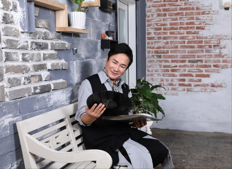 사진=신곡 '오래오래 사시구려'를 발매하는 가수 이태강 / 출처=한방기획 제공