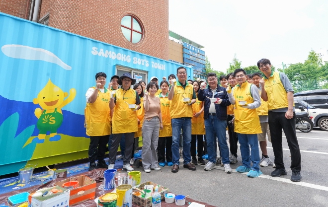 정영광 에쓰오일 부문장(앞줄 가운데)이 지난 18일 서울 마포구 상암동 소재 아동생활시설인 삼동보이스타운에서 열린 벽화그리기 자원봉사 활동에서 참석자들과 함께 기념 사진을 촬영하고 있다. / 사진=에쓰오일 제공