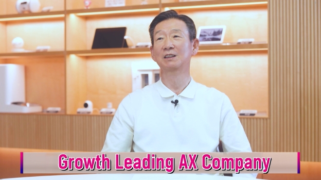 LG유플러스는 새로운 브랜드 슬로건 ‘Growth Leading AX Company(AI 전환으로 고객의 성장을 이끄는 회사)’를 공개했다고 20일 밝혔다. 사진은 황현식 LG유플러스 사장이 성과공유회에서 새로운 브랜드 슬로건을 알리는 모습. (사진 = LG유플러스 제공)