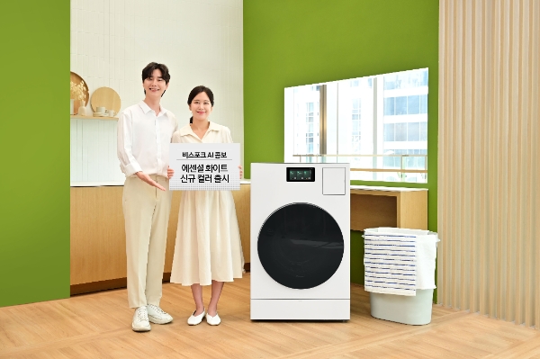삼성전자 모델이 '비스포크 AI 콤보' 신규 색상 제품을 소개하고 있다. / 사진=삼성전자 제공