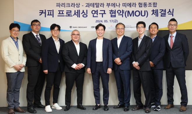 (중앙 왼쪽부터) 안수용 스카이원네트웍스 대표, 김진정 파리크라상 전무, 현진영 굿네이버스 글로벌 임팩트 대표가 기념촬영을 하고 있다. / 사진=SPC 제공