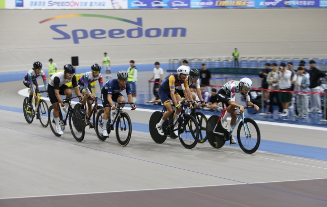 15일 광명스피돔에서 열린 스피돔 챌린지 페스트 24에 참가한 동호인 선수들이 벨로드롬에서 경기를 펼치고 있다.