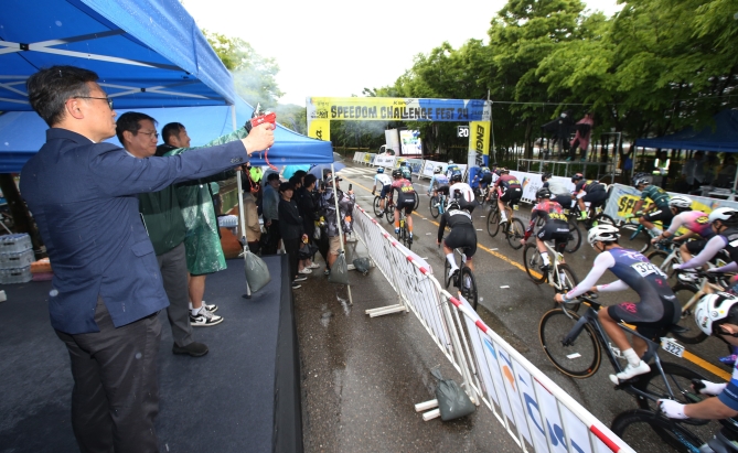 15일 광명스피돔에서 열린 스피돔 챌리지 페스트 24에서 이홍복 경륜경정총괄본부장(왼쪽 첫 번째)을 비롯한 관계자들의 시총과 함께 동호인 선수들이 경기를 시작하고 있다.