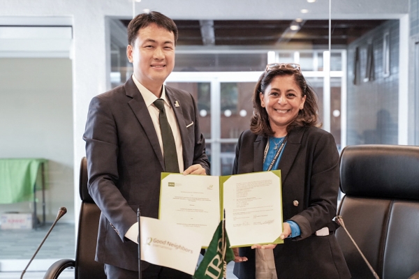 지난 21일 필리핀 국제미작연구소(IRRI)에서 업무협약식을 진행한 김선 굿네이버스 국제사업본부장(왼쪽)과 요네 핀토(Yvonne Pinto) 국제미작연구소장의 모습.사진 제공=굿네이버스