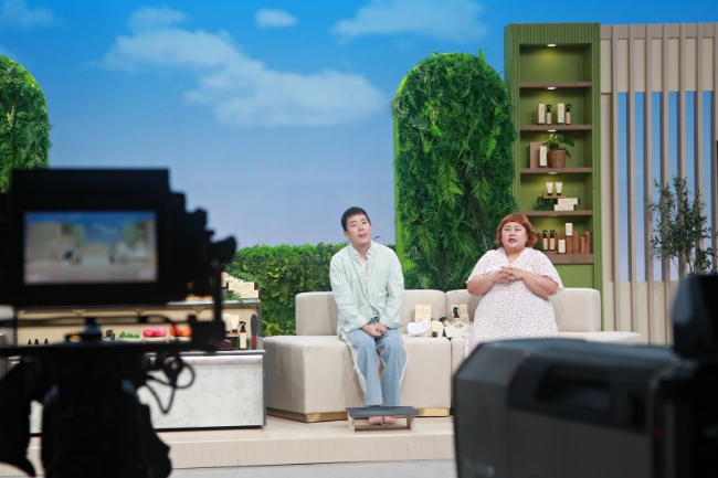 개그맨 김민기, 홍윤화 부부가 롯데홈쇼핑 본사 스튜디오에서 상생 방송을 진행하고 있다