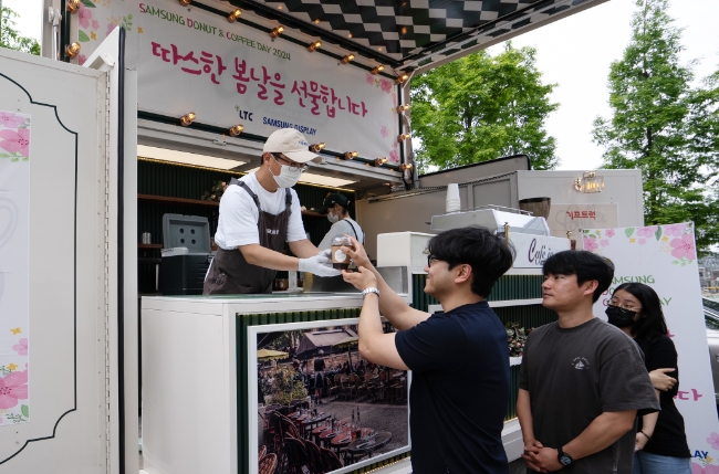 삼성디스플레이가 20일 OLED 재료업체 엘티씨(경기 화성시)를 찾아 임직원들에게 커피와 간식을 전달하는 모습. / 사진=삼성디스플레이 제공