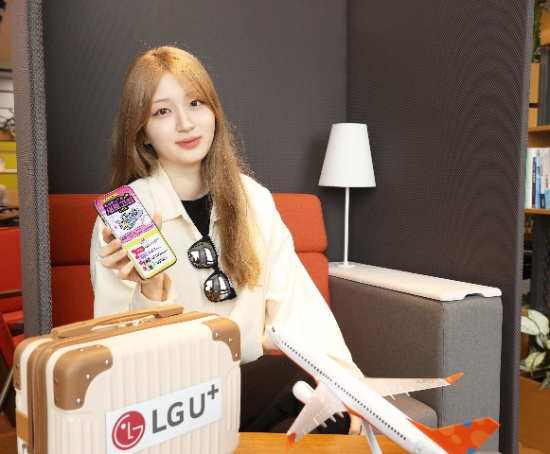 LG유플러스(대표 황현식)는 휴가철 해외여행 고객들을 위한 고객센터 앱 ‘당신의U+’ 앱에 신규 기능을 추가하고, 이에 대한 이벤트를 진행한다고 21일 밝혔다. 사진은 LG유플러스 직원이 ‘당신의 U+ 새로고침’ 이벤트를 소개하는 모습. / 사진=LG유플러스 제공