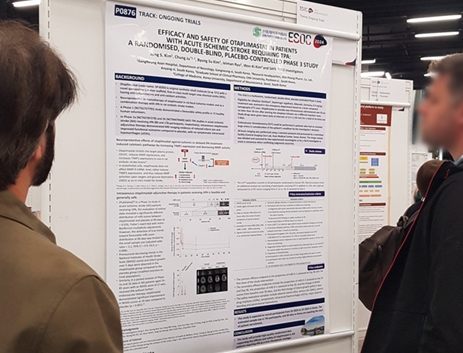 제10차 유럽 뇌졸중학회(ESOC 2024)에 참석한 연구자들이 뇌졸중 혁신신약 후보물질인 오탑리마스타트(otaplimastat, 코드명 SP-8203) 임상 3상 시험 설계 포스터를 살펴보고 있다.