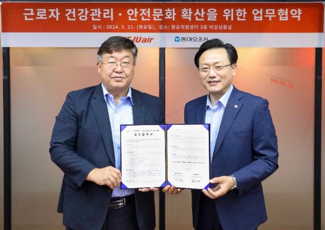 김이배 제주항공 대표이사 사장(오른쪽)과 박철호 동아오츠카 대표이사 사장이 근로자 건강관리∙안전문화 확산을 위한 업무협약을 맺고 기념 촬영을 하고 있다. / 사진=제주항공 제공