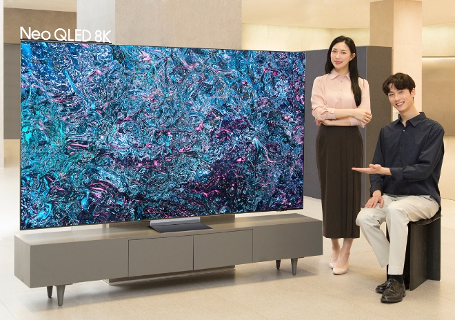 삼성전자 모델이 역대급 성능의 '3세대 AI 8K 프로세서'를 탑재한 2024년형 Neo QLED 8K TV 신제품을 소개하고 있다.