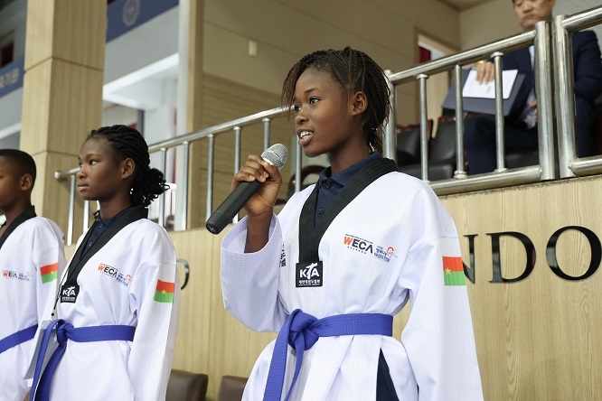 한국의 수련생들에게 인사하는 부르키나파소 아이