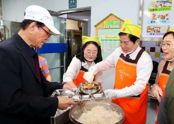 경로식당 급식봉사 / 사진=고흥군 제공