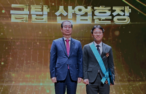 LG전자 김병훈 최고기술책임자(CTO)가 21일 서울 대한상공회의소에서 열린 제59회 발명의 날 기념식에서 최고 영예인 금탑산업훈장을 받았다. 김병훈 CTO(사진 오른쪽)가 이날 시상자로 나선 한덕수 국무총리와 함께 기념촬영을 하고 있다. / 사진=LG전자 제공