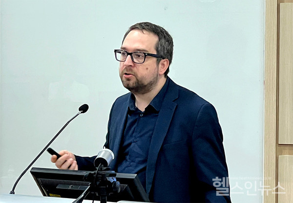 9일고려대학교의과대학문숙의학관에서브렛데블리샤우어박사가강연하고있다.