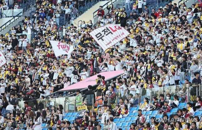 사진=프로야구 300만 관중 돌파