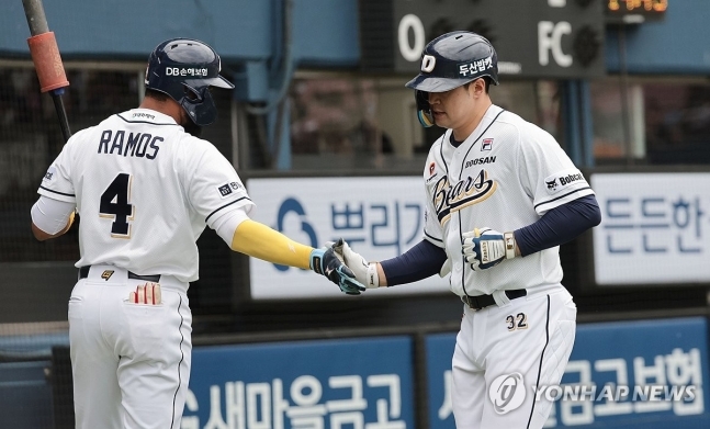 사진=솔로 홈런 친 두산 김재환