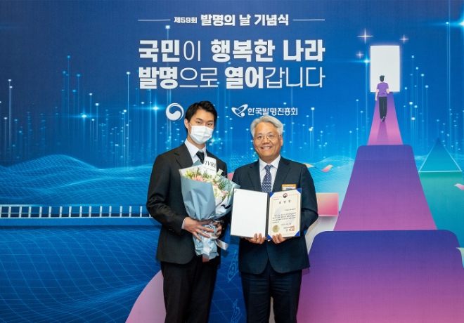 임왕섭 KT&G NGP사업본부장(오른쪽)이 수상 후 기념 촬영하고 있다. / 사진=KT&G 제공