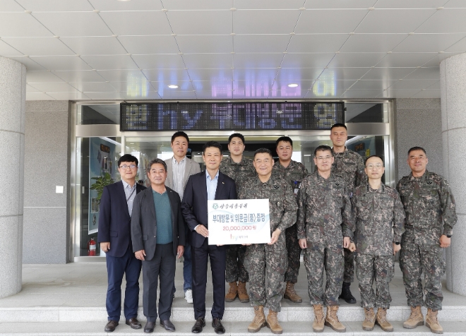 (앞줄 왼쪽 세 번째부터) 변경구 hy 대표, 한기성 제25보병사단장과 양측 관계자들이 기념 촬영하고 있다. / 사진=hy 제공