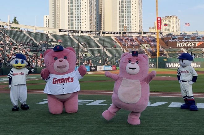롯데홈쇼핑의 벨리곰이 롯데자이언츠 선수단 출근길에 진행한 '깜짝 카메라' 영상이 공개 5일 만에 조회수 60만회를 돌파한 데 이어, 홈경기에서 특별 시구까지 선보이며 자이언츠 응원에 나섰다. (벨리곰이 롯데자이언츠 홈경기에서 시구 준비를 하고 있다.)